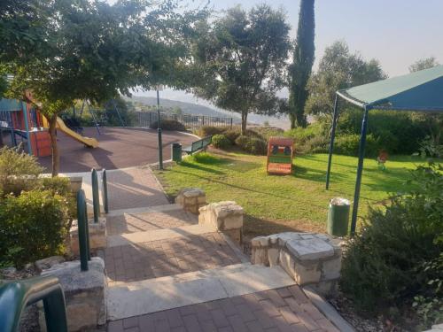 Parque infantil, נוף הרים Mountain View in Herzliya City Center Parque infantil, נוף הרים Mountain View in Herzliya City Center