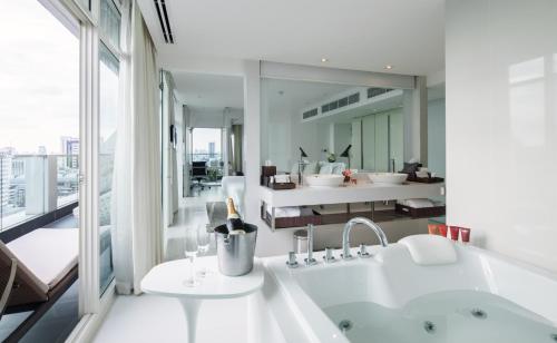 浴室, 曼谷盛泰澜水門館酒店 (Centara Watergate Pavilion Hotel Bangkok) near 四面佛 浴室, 曼谷盛泰澜水門館酒店 (Centara Watergate Pavilion Hotel Bangkok) near 四面佛