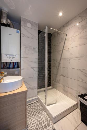 Bathroom, Le Grand Drancy - 3 chambres - tout equipe in Drancy Bathroom, Le Grand Drancy - 3 chambres - tout equipe in Drancy