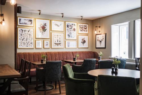 مرافق, The Methuen Arms in كورشام مرافق, The Methuen Arms in كورشام