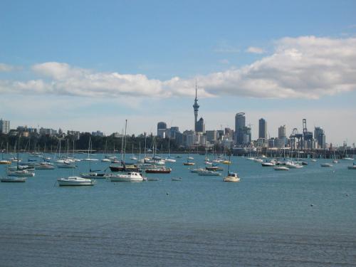 Vistas, Surf 'n' Snow Backpackers in Auckland Vistas, Surf 'n' Snow Backpackers in Auckland