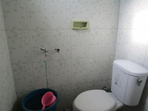 バスルーム, ペンギナパン メラティ サランガン (Penginapan Melati Sarangan) in サランガン バスルーム, ペンギナパン メラティ サランガン (Penginapan Melati Sarangan) in サランガン