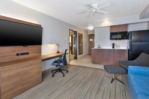 Holiday Inn Express Hotel & Suites Petoskey in Petoskey (MI) Holiday Inn Express Hotel & Suites Petoskey in Petoskey (MI)