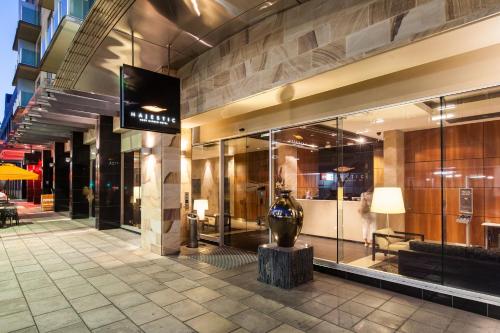 Entré, Majestic Roof Garden Hotel in Adelaide Entré, Majestic Roof Garden Hotel in Adelaide