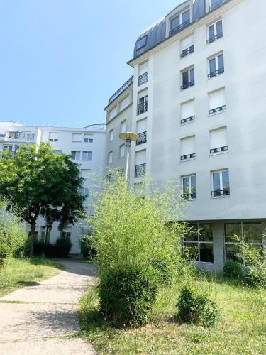 Chaleureux Studio 30m2 - Au pied de la Gare - PARKING in Cergy Chaleureux Studio 30m2 - Au pied de la Gare - PARKING in Cergy