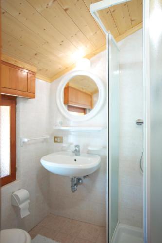 Bathroom, Rifugio Palafavera in Zoldo Alto Bathroom, Rifugio Palafavera in Zoldo Alto