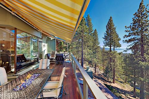 Luxury Retreat - Panoramic Lake & Mountain Views condo