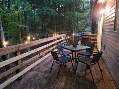 Terraza/balcón, Indoor Pool, Firepit, Self Check-in, BBQ, FREE Amenities, KING Bed, Full Kitchen in Clarks Summit Terraza/balcón, Indoor Pool, Firepit, Self Check-in, BBQ, FREE Amenities, KING Bed, Full Kitchen in Clarks Summit