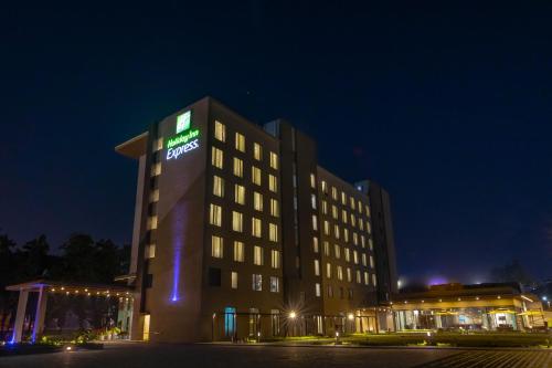 Вход, Holiday Inn Express Kolkata Airport in Калькутта Вход, Holiday Inn Express Kolkata Airport in Калькутта
