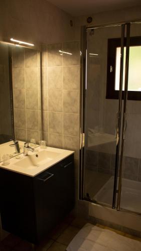 Bathroom, Hotel Marinet in Bellegarde-sur-Valserine Bathroom, Hotel Marinet in Bellegarde-sur-Valserine