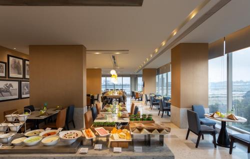 Food and beverages, Holiday Inn Bengaluru Racecourse By IHG in Bangalore Food and beverages, Holiday Inn Bengaluru Racecourse By IHG in Bangalore