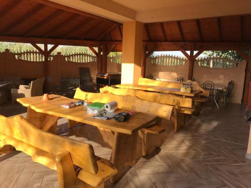 To- Party Panorama Panzio & Wellness in คิสซอมบอร์ To- Party Panorama Panzio & Wellness in คิสซอมบอร์