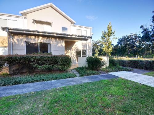Stunning Holiday Townhouse in Tea Gardens Stunning Holiday Townhouse in Tea Gardens