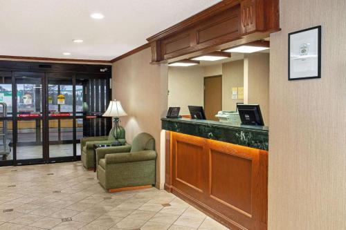 Vestíbulo, La Quinta Inn & Suites by Wyndham Stevens Point in Stevens Point Vestíbulo, La Quinta Inn & Suites by Wyndham Stevens Point in Stevens Point