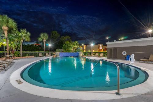 Piscina, Comfort Inn & Suites St. Pete - Clearwater International Airport in Pinellas Park (FL) Piscina, Comfort Inn & Suites St. Pete - Clearwater International Airport in Pinellas Park (FL)