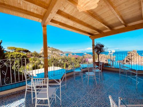 شرفة/ تراس, فندق ستاندر دلفيني تيرم (Strand Hotel Delfini Terme) in ايسشيا شرفة/ تراس, فندق ستاندر دلفيني تيرم (Strand Hotel Delfini Terme) in ايسشيا