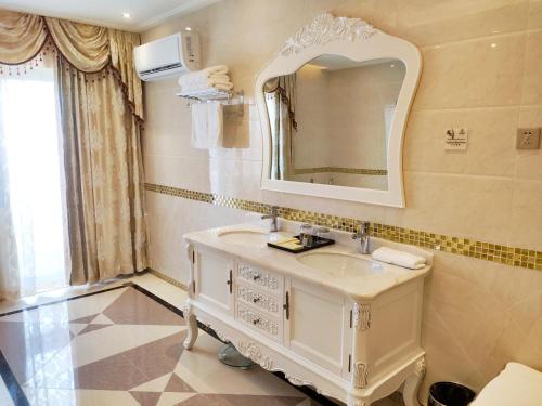 Bathroom, Golden Peacock Hotel Blantyre in Blantyre Bathroom, Golden Peacock Hotel Blantyre in Blantyre