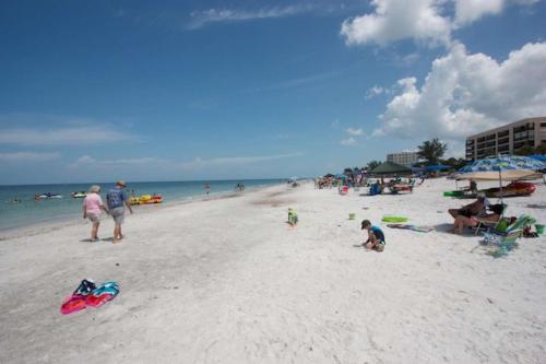Beach, 707 Sandcastle One in Indian Shores (FL) Beach, 707 Sandcastle One in Indian Shores (FL)