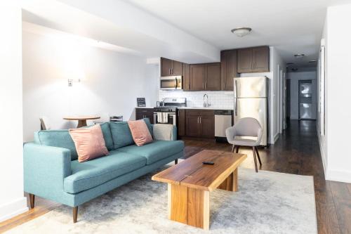 Cozy West Town 2BR with Full Kitchen by Zencity Chicago