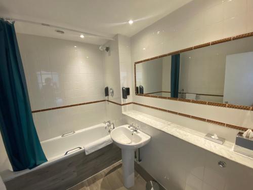 Bathroom, No6 West Coates near BT Murrayfield Stadium Bathroom, No6 West Coates near BT Murrayfield Stadium