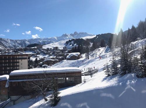 Luxueux appartement skis aux pieds, jacuzzi privatif in Les Brigues Luxueux appartement skis aux pieds, jacuzzi privatif in Les Brigues