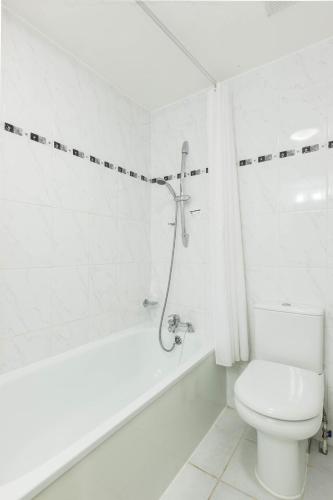 Bathroom, Best Western Swiss Cottage Hotel in Camden Bathroom, Best Western Swiss Cottage Hotel in Camden