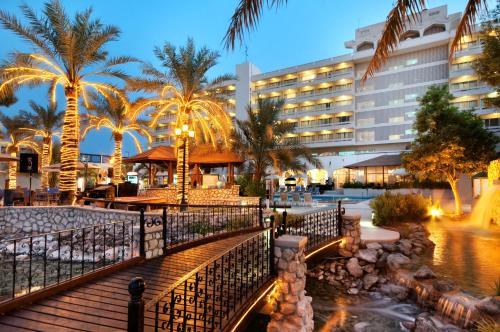 Eksterijer hotela, Radisson Blu Hotel and Resort Al Ain in Al Ain Eksterijer hotela, Radisson Blu Hotel and Resort Al Ain in Al Ain