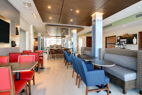 Food and beverages, Holiday Inn Express & Suites Galesburg By IHG in Galesburg (IL) Food and beverages, Holiday Inn Express & Suites Galesburg By IHG in Galesburg (IL)