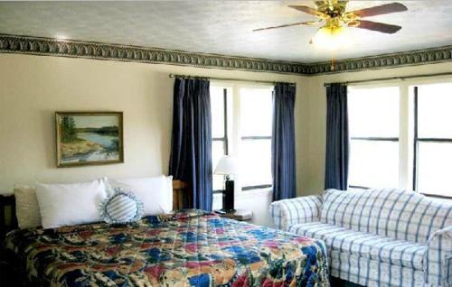 在meiguo.com看到的White Columns Motel的介绍图片