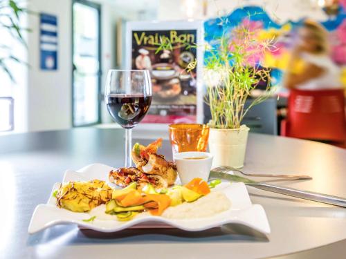 Bar/ Salón, ibis Styles Rennes Saint Grégoire Hotel in Nord Saint-Martin Bar/ Salón, ibis Styles Rennes Saint Grégoire Hotel in Nord Saint-Martin
