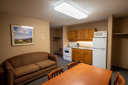 Kitchen, Lobstick Lodge in Jasper (AB) Kitchen, Lobstick Lodge in Jasper (AB)