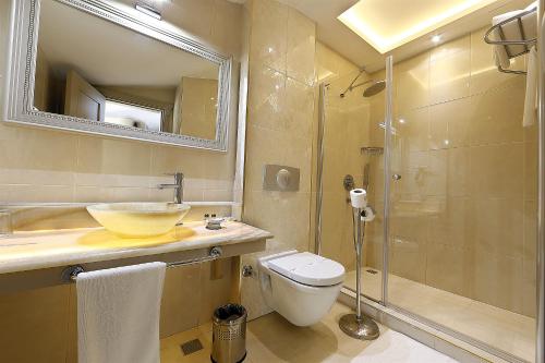 Bathroom, Fuat Pasa Yalisi - Special Category Bosphorus in Sariyer Bathroom, Fuat Pasa Yalisi - Special Category Bosphorus in Sariyer