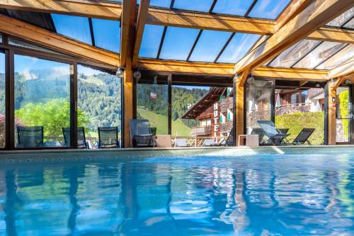 Swimming pool, Hotel Les Cotes, Residence Loisirs et Chalets in Morzine City Center Swimming pool, Hotel Les Cotes, Residence Loisirs et Chalets in Morzine City Center