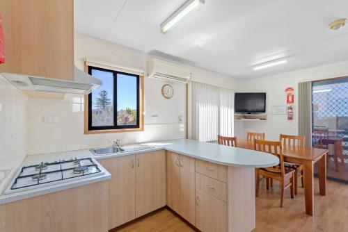 Κουζίνα, Discovery Parks - Whyalla Foreshore in Γουάιαλα Κουζίνα, Discovery Parks - Whyalla Foreshore in Γουάιαλα