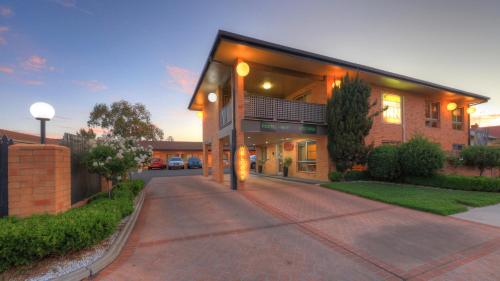 Entrance, Cousins Motor Inn in Inverell Entrance, Cousins Motor Inn in Inverell
