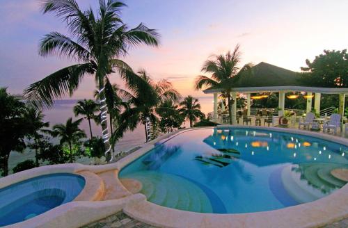 Swimming pool, J&R Residence in Anda Swimming pool, J&R Residence in Anda