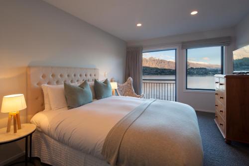 Lakefront Living - Exquisite Views - 3 Bedrooms