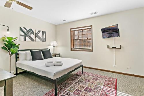 Highland Park Minimalist Studio Unit - Near Metra! in Highland Park (IL) Highland Park Minimalist Studio Unit - Near Metra! in Highland Park (IL)