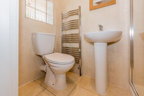 Bathroom, Ardkilly Ridge, Kinsale Town,Sleeps 8 in Mallow Bathroom, Ardkilly Ridge, Kinsale Town,Sleeps 8 in Mallow