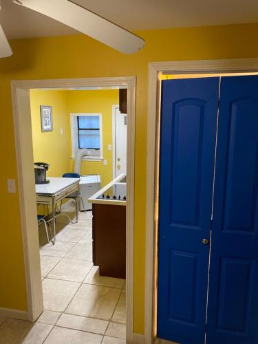 Comfortable Crash Pad near Audubon Park Comfortable Crash Pad near Audubon Park