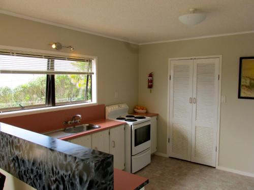 Kitchen, Dolphin Hideaway - Tutukaka Bach in Tutukaka Kitchen, Dolphin Hideaway - Tutukaka Bach in Tutukaka