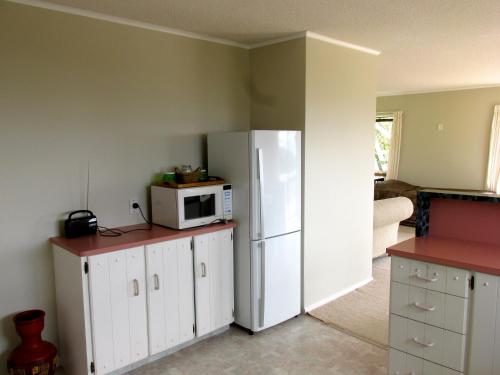 Kitchen, Dolphin Hideaway - Tutukaka Bach in Tutukaka Kitchen, Dolphin Hideaway - Tutukaka Bach in Tutukaka