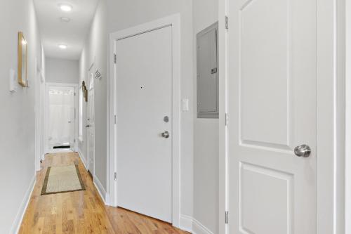 Charming 2BR Apt Nearby Transit, Shops & Logan Sq in Deerfield (IL) Charming 2BR Apt Nearby Transit, Shops & Logan Sq in Deerfield (IL)