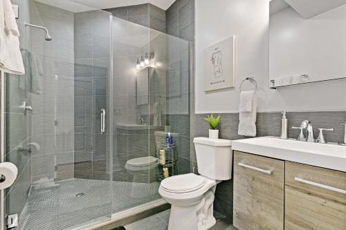 Bathroom, Charming 2BR Apt Nearby Transit, Shops & Logan Sq in Deerfield (IL) Bathroom, Charming 2BR Apt Nearby Transit, Shops & Logan Sq in Deerfield (IL)