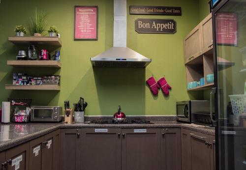 Kitchen, California Dreams Hostel in Pacific Beach Kitchen, California Dreams Hostel in Pacific Beach