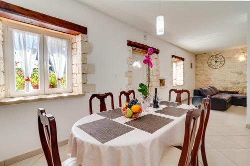 Stone house Furlani with a lovely garden in Svetvincenat Stone house Furlani with a lovely garden in Svetvincenat