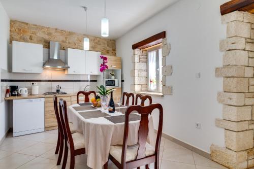 Stone house Furlani with a lovely garden in Svetvincenat Stone house Furlani with a lovely garden in Svetvincenat