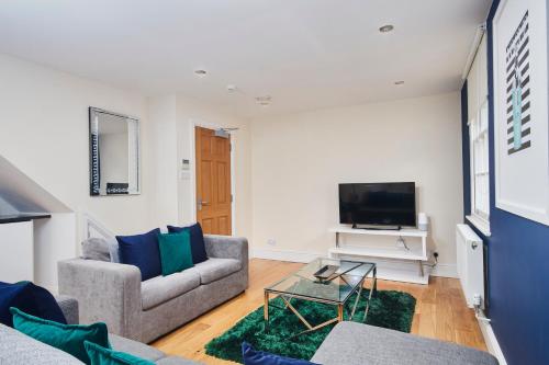 Striking Monroe Suite! in Bath Striking Monroe Suite! in Bath