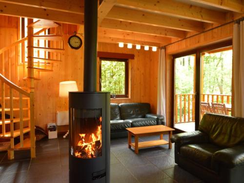 ห้องพัก, Comfortable modern chalet with wood finish in ไอเวล ห้องพัก, Comfortable modern chalet with wood finish in ไอเวล