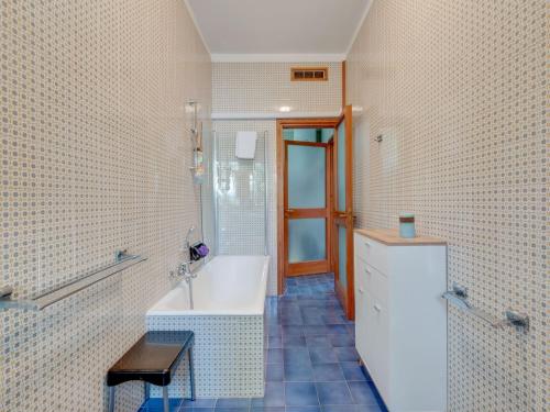 Bagno, Detached villa with garden a short distance from the lake in Sale Marasino Bagno, Detached villa with garden a short distance from the lake in Sale Marasino